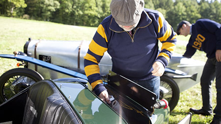 2 Männer und 2 alte Autos