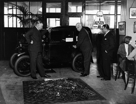 Schwarzweissbild zeigt vier Männer in Riesenberg einen Autoschlüssel suchend