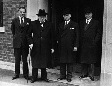 Schwarzweissbild zeigt Sir Winston Churchill bei der Betriebsbesichtigung der Austinwerke