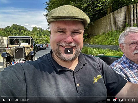 Oldtimerfahrer mit Mütze