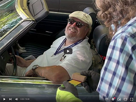Oldtimerfahrer mit Sonnenbrille